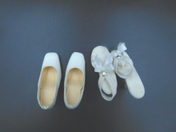 2 PRS WHITE TONNER SHOES